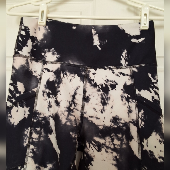 💥SALE💥Balance Collection, Medium, Black & White Varigated Leggings - Picture 3 of 6